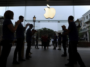 Empleados de la tienda Apple de la 5ta avenida de Nueva York aplauden a las primeras personas que el 20 de setiembre llegan a comprar el nuevo iPhone
