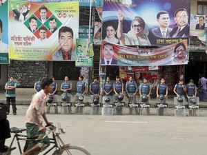 Scores injured as violence rages in Bangladesh